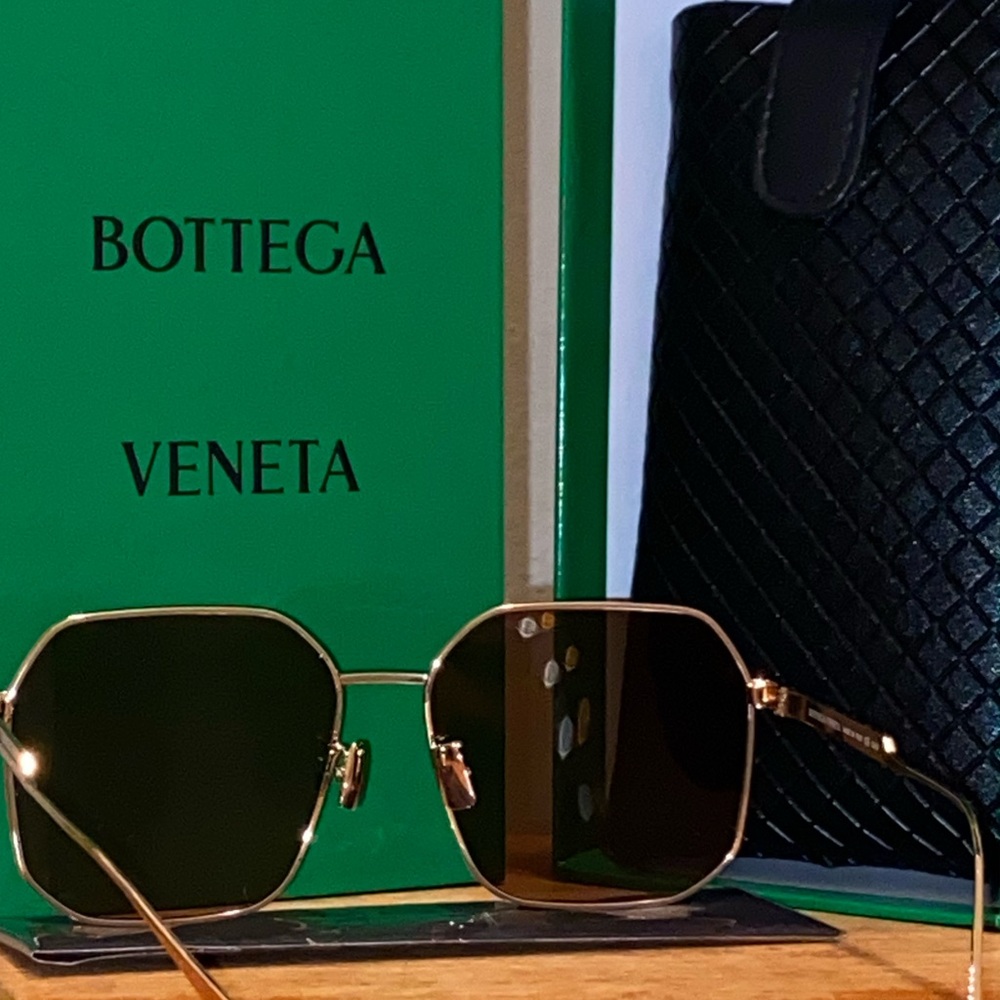 NEW BOTTEGA VENETA
SUNGLASSES
COMES WITH PROTECTIVE POUCH & CLEANING CLOTH
